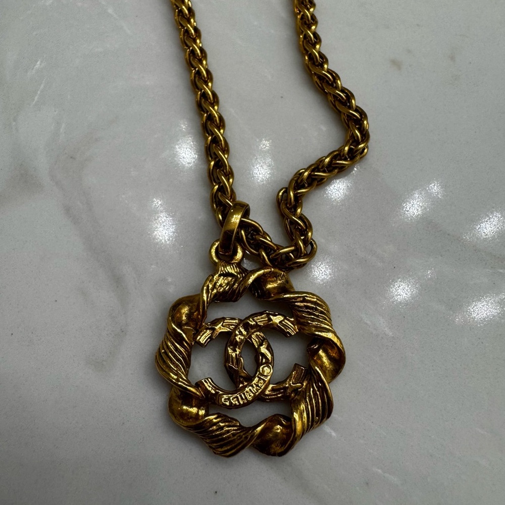 CHANEL Gold Twisted Pendant Necklace - Picture 2 of 11
